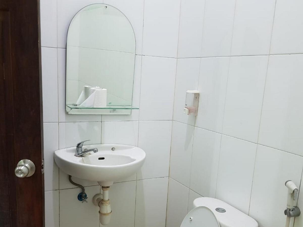 Отель Embe Pitoe Syariah Gejayan Mitra Reddoorz Pakualaman Экстерьер фото
